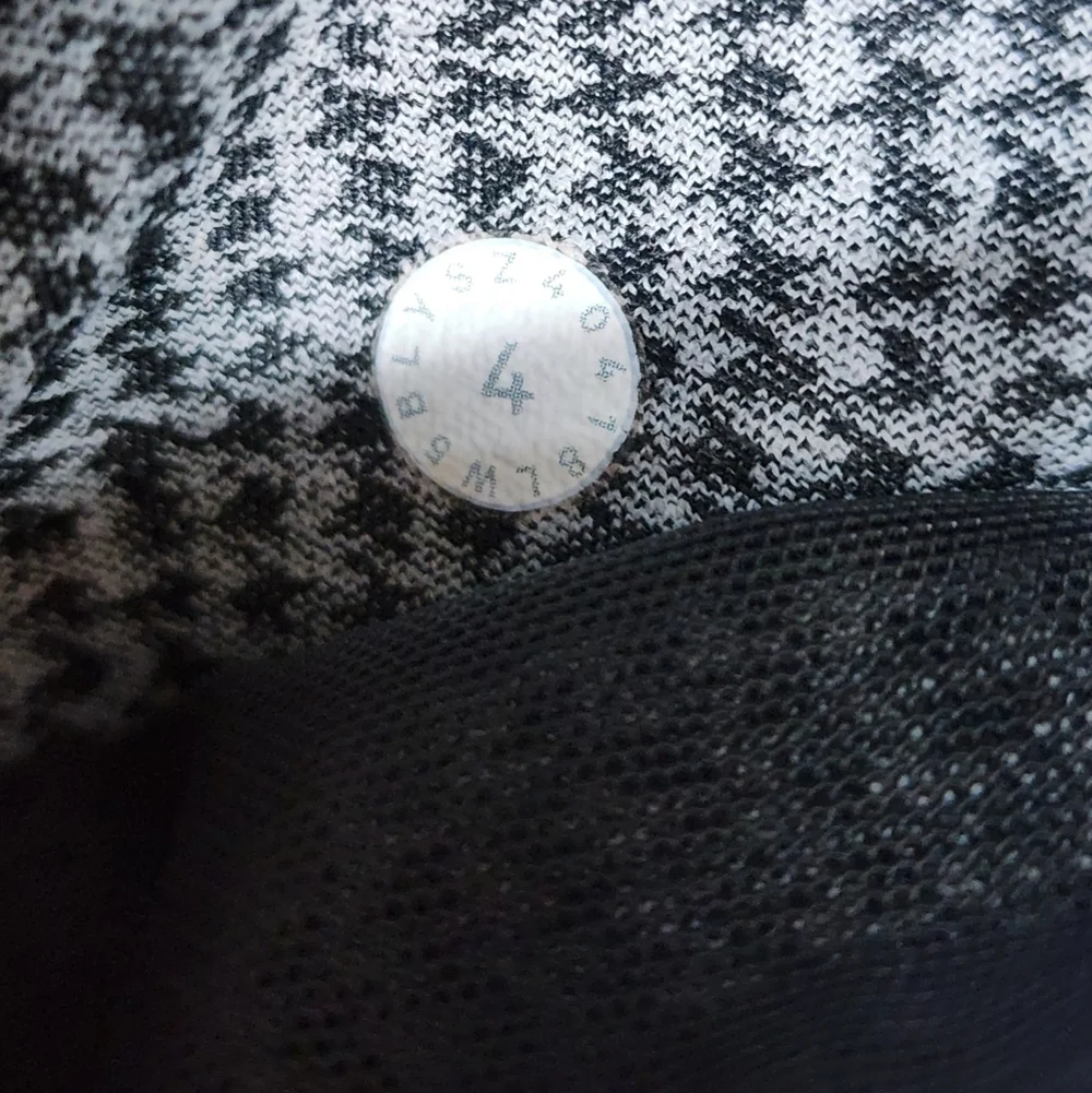 Lululemon Speed Up Tight 28” *Luxtreme Size 4 Teeny Tooth White Black